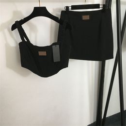 Camiseta negra recortada de lujo, Tops, falda de diseñador, trajes sexys sin mangas con vendaje