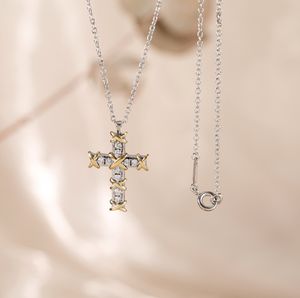 Luxe Cross Cross Necklace Designer ketting Exquise dames hangdirecteur diamant inlay charme elegante temperament mode veelzijdige trendy sieraden liefde bruiloft cadeau