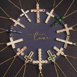 Collar de oro de 18 quilates con cruz de cristal de lujo, collar de moda versátil de primera calidad con cruz de diamantes para hombres y mujeres