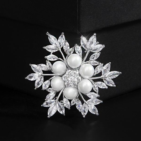 Broche de flor de nieve de cristal de lujo para mujer, broche festivo de invierno, joyería de moda, accesorios de boda, regalo de Navidad