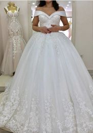 Cristaux de luxe perlés une ligne robe de mariée hors de l'épaule dentelle appliquée ivoire tulle robes de mariée tribunal train dos ouvert à lacets plus la taille robes de mariée 2022