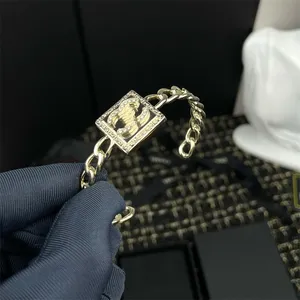 Manchette de luxe Paris nouvelle marque classique Bracelet de créateur en métal noir lettre chaîne Bracelet pour fille dame mode européenne Couple manchette Bracelet pour femmes de haute qualité