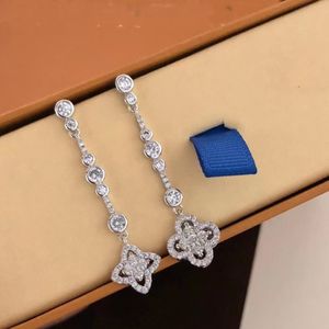 Pendientes colgantes de lujo Space Shooter Designer Full Crystal Four Leaf Clover Tassel Chain Drop para mujeres Joyería de boda Novias Regalo de fiesta con caja