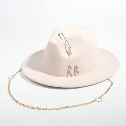 Sombrero Fedora con letras de diseño de lujo para mujer, decoración de cadena de Metal, sombrero de Jazz, gorras de fiesta para iglesia 240229