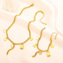 Diseño de lujo Marca Carta Conjunto de joyas Estilo Hip Hop 18K Chapado en oro Pulsera Gargantillas Collar Brazalete de acero inoxidable de alta calidad Collares Vacaciones Joyas Regalo