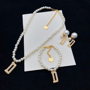 Luxe ontwerp klassieke letter sieraden set parelketting