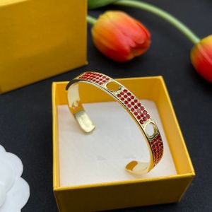 Design de luxe Classique Femmes Bracelet En Or Avec Plein Strass Titane Acier Lettre Évider Bracelet Élégant Dames Bijoux Cadeau