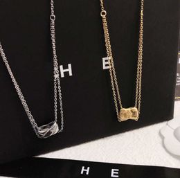 Diseño de lujo Collar de diamantes Diseñador Joya colgante Fashion Style Young Chain Long Chain Gold Silver Accesorios Exquisito