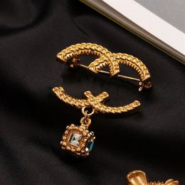 Design de luxe Bijoux Perle Broche Femmes Amour Diamant Alphabet Incrusté Broche Mode Couple Vêtements Accessoires Cadeau 18 carats Or 334 carats
