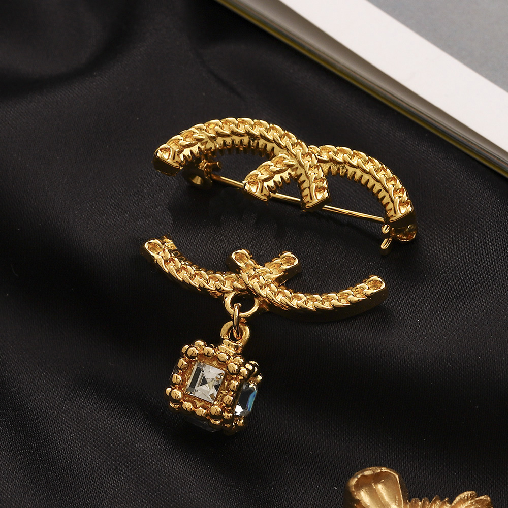Luxe Design Bijoux Perle Broche Femmes Amour Diamant Alphabet Incrusté Broche Mode Couple Vêtements Accessoires Cadeau 18k Or Plaqué 925 Argent