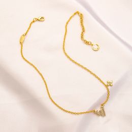 Collar de diseño de lujo 18K chapado en oro Marca Collares de acero inoxidable Gargantilla Cadena Cristal Carta Colgante Mujeres Accesorios de joyería de boda Regalos de amor AA2018