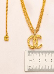 Collier de design de luxe 18 carats en or Gold Colliers en acier inoxydable Chaîne de tour de cou Letter Crystal Pendant Fashion Womens Weuding 2516785