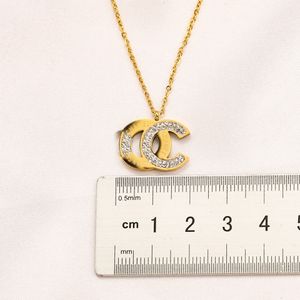 Collar de diseño de lujo 18K chapado en oro Marca Collares de acero inoxidable Gargantilla Cadena Carta Colgante Moda Mujer Accesorios de joyería de boda Regalos de amor AA1935