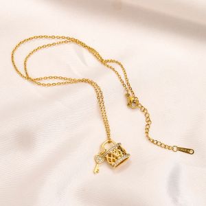Collar de diseño de lujo 18K chapado en oro Marca Collares de acero inoxidable Gargantilla Cadena Cristal Carta Colgante Para mujer Accesorios de joyería de boda Regalos de amor AA2110