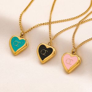 Collar de diseño de lujo 18K chapado en oro Collares de acero inoxidable Gargantilla Cadena 3 colores Corazón Carta Colgante Moda Mujer Accesorios de joyería de boda MM1972