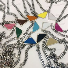 Luxe Design Pendentif Colliers Mode Argent Collier En Acier Inoxydable pour Homme Femme Triangle Lettre Designers Bijoux À La Mode Personnalité Clavicule Chaîne