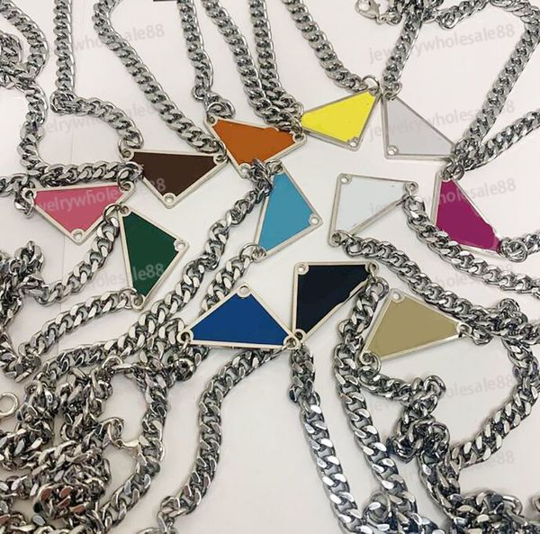 Diseño de lujo Collares pendientes Moda Plata Collar de acero inoxidable para hombre Mujer Triángulo Carta Diseñadores Joyería Moda Personalidad Cadena de clavícula