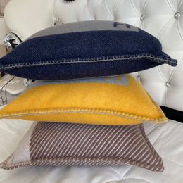 Taie d'oreiller Design de luxe Véritable laine Cachemire Signage Housse de coussin motif classique Venez avec des étiquettes Taie d'oreiller de qualité supérieure pour les nouveaux cadeaux de mode à la maison 2023