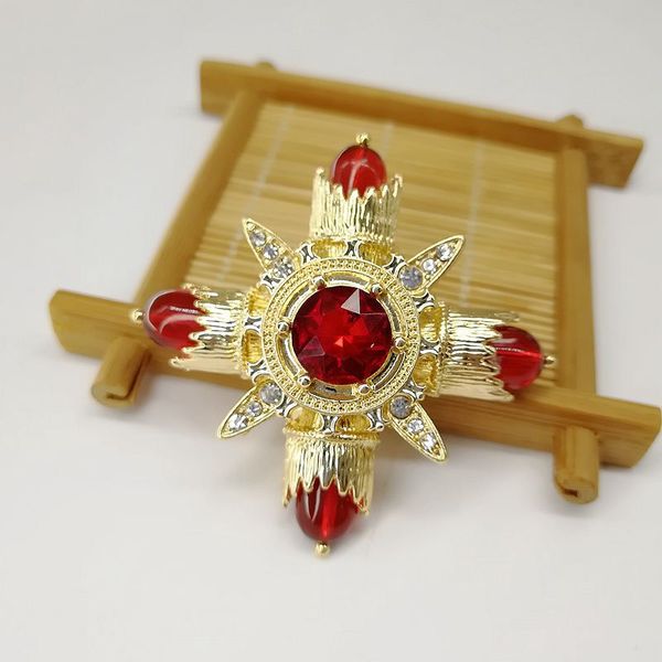 Royalty Pins Broches Chapado en oro amarillo Sparky Crystal CZ Cross Broches Traje Vestido Pins para Hombres Mujeres para Fiesta Boda