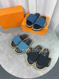 Sandalias de diseño de lujo Almohada de piscina Zapatillas planas cómodas Presbicia Zapatos planos estampados Verano Antideslizante Zapatos casuales al aire libre Zapatillas de playa con caja