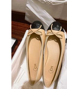 Design de luxe Sandales Bout Rond Arc Ballet Chaussures Plates Femmes En Cuir Véritable Véritable Peau De Mouton Talons Bas Casual Marque Zapatos Mujer Paris Sapato Luxury