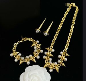 Luxe conçu cuivre clou perle blanc pendentif colliers bracelet boucle d'oreille Banshee Medusa tête portrait 18 carats plaqué or bijoux cadeaux pour femmes MS14 --02