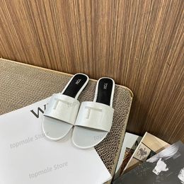 Designer de luxe 2024 Nouvelles sandales de mode pour femmes tongs noirs pour hommes sandales de caoutchoucs masculins Sandales de chaussures d'été Slippers de plage