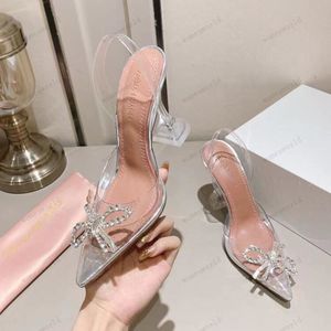 Sandalias de diseñador de lujo Amina Muaddi Nuevo Begum Glass Pvc Crystal Transparent Slingback Sandalia Heel Pumps 10 / 7CM zapatillas con adornos de cristal zapatos verdes AAWW