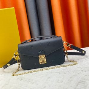 Luxe designer tas Crossbody Heuptas Temperament Heuptas Heuptasje Heuptasje Embossing Bloemen Hoge kwaliteit schoudertas Crossbody tas met klep Zwart reliëf