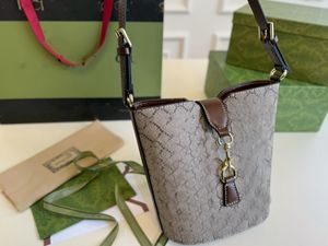 Luxe designer tassen Ancora's nieuwe bucket Bag is een retro-chique tas met een afneembare brede schouderband