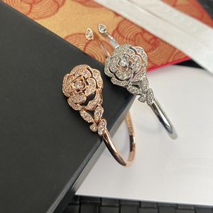 Luxe Designer Bangle Armband voor Vrouwen Manchet Camellia Rose Verguld Mode Verstelbaar Ontwerp Populaire Reliëf Stempel Merk Letters Accessoire Eenvoudige Stijl