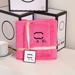 Juego de toallas de baño de diseño de lujo Toalla bordada con letras con ducha de dormitorio de moda multicolor Toalla de playa absorbente y de secado rápido con caja de regalo
