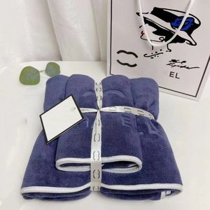 Ensemble de serviettes de bain de luxe de créateur, ensemble de deux pièces, lettre en acier imprimée quatre couleurs, serviette de bain en peluche corail, douche absorbant l'humidité, serviette de plage à séchage rapide, coffret cadeau