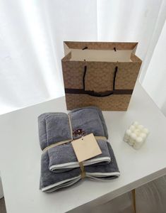 Ensemble de serviettes de bain de luxe avec lettre minimaliste européenne colorée et logo brodé, serviette absorbante, serviette de plage à séchage rapide avec boîte cadeau