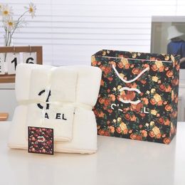 Ensemble de serviettes de bain de luxe avec lettre minimaliste européenne multicolore et logo brodé, serviette absorbante, serviette de plage à séchage rapide avec boîte cadeau