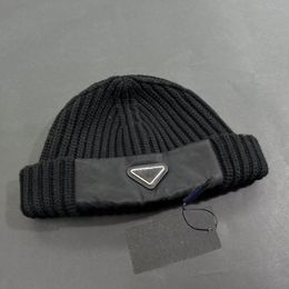 Gorro de diseñador de lujo para hombre y mujer, gorros de otoño e invierno, gorros de calavera, material de lana australiano de triángulo invertido ajustado informal