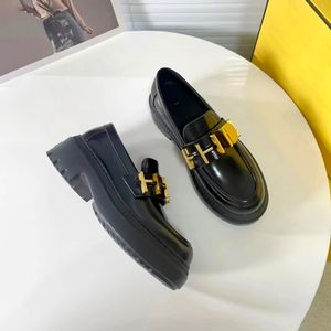 Luxe ontwerper Zwart witte lederen dames jurk schoenen loafers platform nieuwe platte hak schoenen zacht leer buitenshuis mode meisje mooie waterdichte snake sneake casual dance