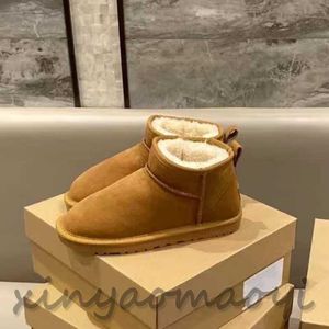 Botte de créateur de luxe femmes botte hommes botte fourrure sur cuir botte Tasman WGG bottes de neige d'hiver courtes mini botte style ethnique chaussures à fond épais chaussures chaudes plates classiques