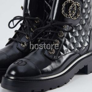 Entrelazado Negro Tobillo Biker Plataforma Pisos Botas de combate Tacón bajo Botines con cordones Cadenas de cuero Hebilla Mujeres Diseñadores de lujo Zapatos