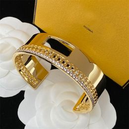 Pulseira de designer de luxo 4 opções, letras de marca, pulseira de ouro rosa, pingente de cristal, anel simples, pulseiras ocas, joias, acessórios de uso feminino