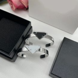 Bracelet de concepteur de luxe bracelet pour femmes Bracelet à charme de charme de triangle en émail