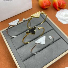 Braceuse de concepteur de luxe Bracelet Bracelet Chaîne Bracelet Émail Crystal Letter Triangle Pendant Charm bracelet 18k Gold Silver Silver Bracebang bracelet pour femmes bijoux