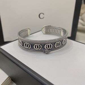 Brazaletes de diseñador de lujo brazaletes para hombre y para mujer regalo de regalo de apertura ajustable de estilo clásico de alta calidad para reuniones sociales