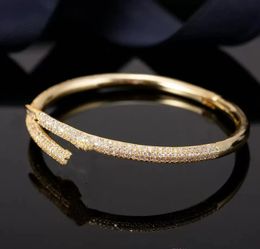 Bracelet de créateur de luxe bracelet bracelet à ongles en or 18 carats est tout le processus de placage à l'or en alliage de titane ne se fane jamais et n'est pas allergique aux cadeaux de bijoux d'amour
