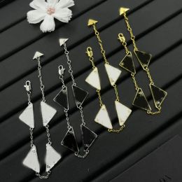 Brazalete de diseño de lujo para mujeres letras de esmalte triángulo colgante pulsado de encimera de encimera brazalete pulsera pulsera de pulsera de 18 km joyas de diseñador plateado plateado