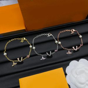 Braceuse de concepteur de luxe Small Flower Letter Bracelet Pendre Bracelet 18k Gold Silver plaquette bracelet bracelet Chaîne de chaîne de bracelet Bracelet Femmes Bijoux de mariage