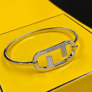 Bracelets de créateurs de luxe Bracelet de marque décontractée pour les femmes Bracelet de diamants de la lettre d'or classique SP3-6 chaînes de chaîne Bangle Bijoux en argent CXG2404202-6