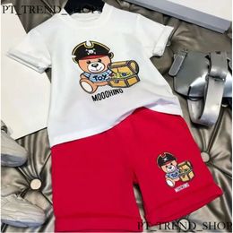 Marca de diseñador de lujo Baby Kids Clothing Juegos de ropa clásica Trajes de ropa para niños Camiseta de moda con letras cortas de manga corta 011
