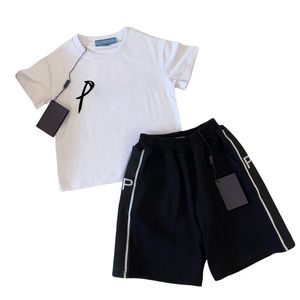 Designer de concepteur de luxe Baby Kids Vêtements Ensembles de vêtements de marque classiques costumes pour enfants à manches courtes à manches courtes shorts Fashion 90cm-150cm G01