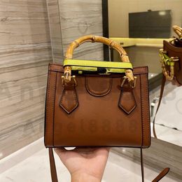 Diseñador de lujo Marca Moda Hombro Bolsos de bambú Bolsos de alta calidad Mujeres Totes Cadenas Bolsa de teléfono Monedero Cruz cuerpo Metálico V2643